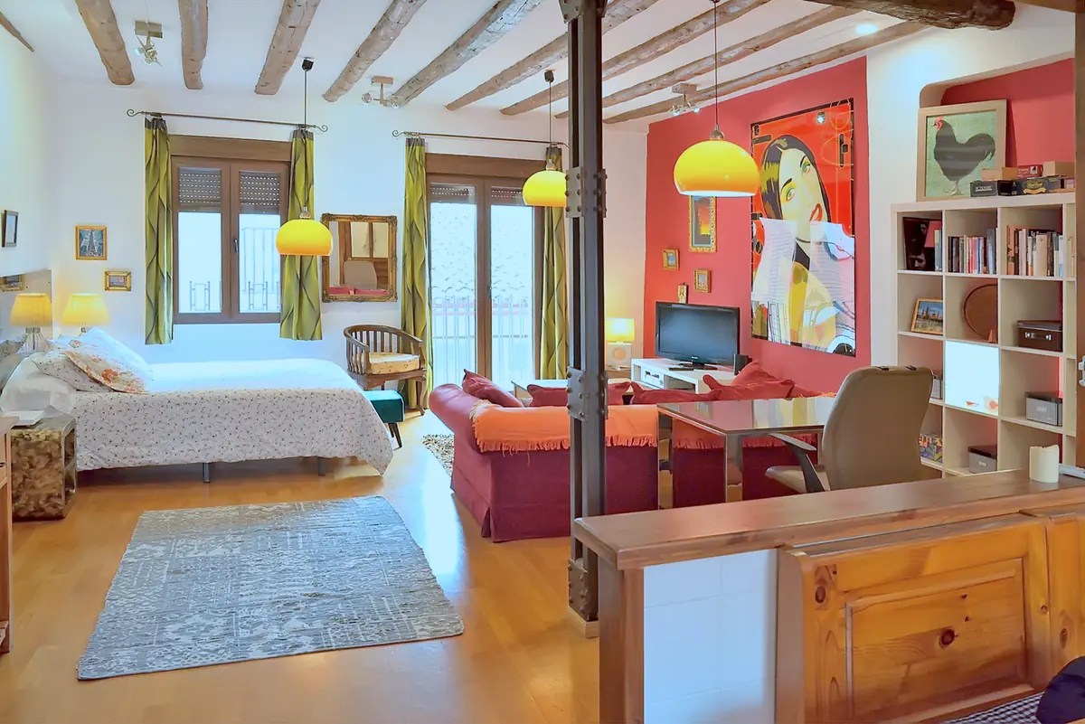 Dormitorio elegante en Casa Diana, alojamiento vacacional céntrico